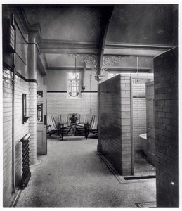 Privécabines en wachtruimte van Bramley Baths, Leeds door English Photographer English Photographer