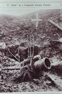 Een vondst in een veroverde vijandelijke loopgraaf, 1914-18 door English School