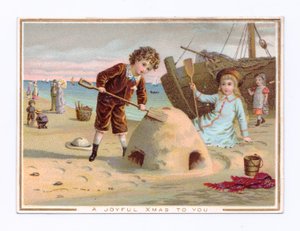 Een Victoriaanse kerstkaart van een jongen die een zandkasteel bouwt op een strand, ca. 1880