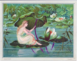 Victoriaanse wenskaart van een fee die op een stroom vaart op een lotusblad met een lelieblad als luifel, ca. 1880