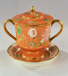 Een Wedgwood Pearlware beker met twee handvatten, deksel en standaard beschilderd met een portretbuste van George III, ter herdenking van zijn gouden jubileum in 1810, 1810