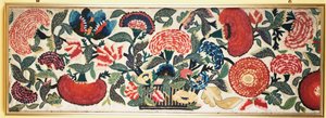 Een vilt- en applicatiepaneel met geborduurde zijden accenten die anjers, tulpen en andere bloemen uit een mand tegen een ivoorkleurige wollen achtergrond uitbeelden, c.1730-40 door English School