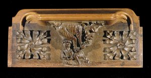 Een misericord die een kleine figuur met een pet toont, besprongen door een monster, New College Chapel, Oxford, laat 14e eeuw (hout)