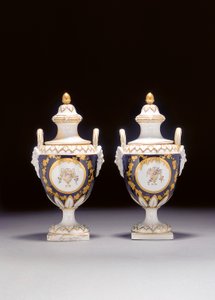 Een paar Chelsea-Derby twee-handled urn-vormige vazen en twee deksels, ca. 1775 door English School