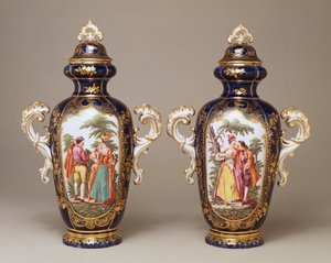 Een paar Chelsea blauwe grond lobvormige taps toelopende oviforme vazen en deksels met geliefden tussen bomen, ca. 1765