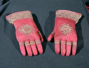 Een paar gebreide zijden handschoenen, mogelijk ooit behorend tot aartsbisschop William Warham, laat 15e of vroeg 16e eeuw