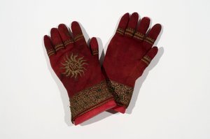 Een paar gebreide zijden handschoenen, mogelijk ooit eigendom van aartsbisschop William Warham, laat 15e of vroeg 16e eeuw