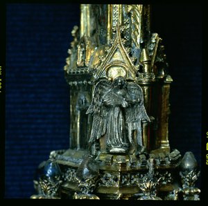 Engel die een gitaar speelt met een plectrum, detail van de kromstaf van William of Wykeham (c.1320-1404) (verguld zilver)