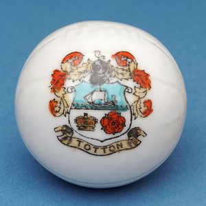 Amoriaal souvenir miniatuurvoetbal met transfer van het Totton wapen door English School