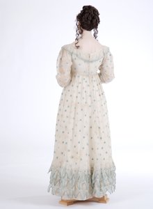 Achteraanzicht van een dagjurk, ca. 1815 (katoenen mousseline geborduurd met blauwe wol)
