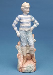 Bisque figuur van een jongen voetballer in blauw-wit gestreepte outfit, ca. 1890s (keramiek) door English School