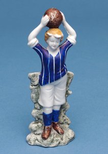 Bisque figuur van een voetballer die de bal ingooit (keramiek)
