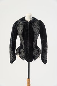 Zwart fluwelen jasje geborduurd met aangebrachte zwarte zijde en metalen kralen, eind jaren 1890 door English School