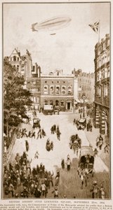 Britse luchtschip boven Leicester Square, 22 september 1914 door English School