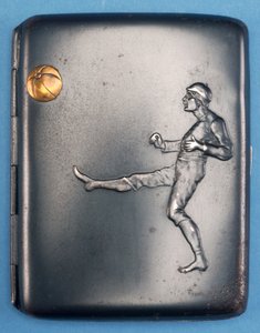 Sigarettenkoker met een voetballer die een gouden bal in de lucht schopt, ca. 1880