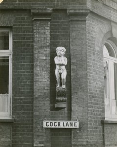 Cock Lane en de Dikke Jongen, of Gouden Jongen, standbeeld; foto door English School