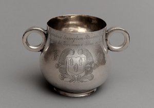 Beker met grote buik en dikke gegoten randbasis, en een paar osse-oog handvatten, 1675