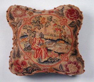 Kussen, geborduurd in petit point, met een vrouw in een landschap door English School