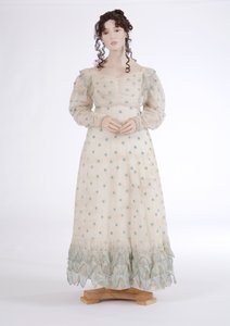 Dagjurk, ca. 1815 (katoenen mousseline geborduurd met blauwe wol)