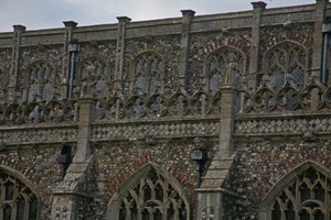 Met een detail aan de zuidkant van de kerk door English School