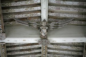Met een uitzicht op een van de gebeeldhouwde houten engelen in het schip