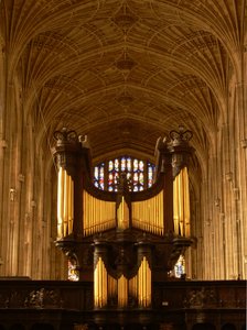 Een uitzicht op het orgel en de gewelven