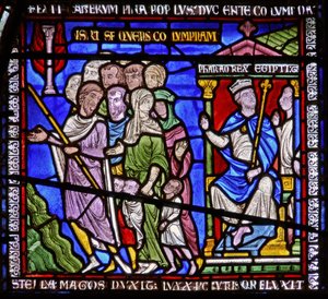 Detail van een van de Bijbelramen met de farao die de Israëlieten bekijkt