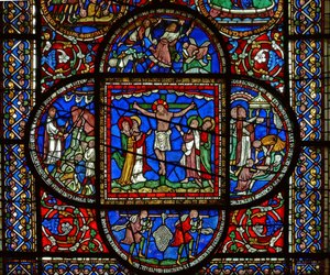 Detail uit het oostelijke raam van de Trinity Chapel met de Kruisiging en vier omliggende panelen