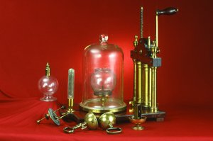Dubbelpomp luchtpomp, geleverd met verschillende demonstratie-experimenten waaronder cavia en veer, Magdeburgse hemisferen, bel in vacuo en instortende blaas, ca. 1800 door English School