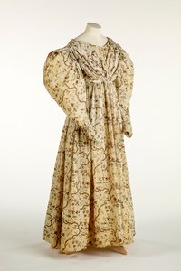 Jurk bedrukt met een bloemen- en takontwerp op crème geweven stof met rasterpatroon in het weefsel, ca. 1830-35