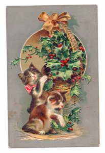 Edwardiaanse ansichtkaart van twee katten spelend met hulst, ca 1910 (kleurenlitho) door English School