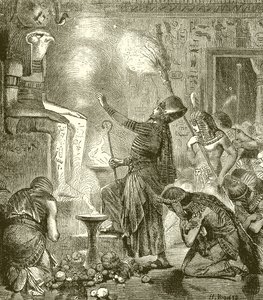 Egyptische koning aanbiddend in een tempel