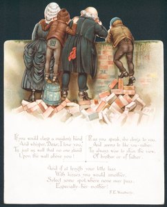 Familie leunt over muur en kijkt naar romantisch stel