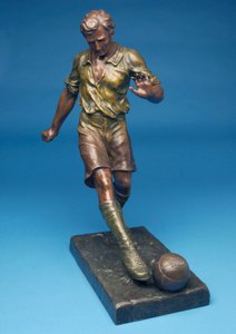 Figuur die een bal trapt door English School
