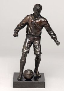 Voetballer, onderdeel van een klokset door English School