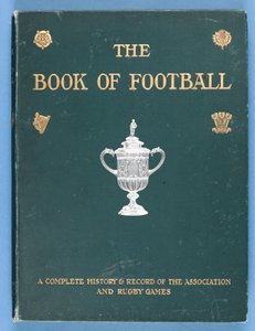 Voorpagina van Het Boek van Voetbal. Een Complete Geschiedenis en Verslag van de Vereniging en Rugby Spellen 1905