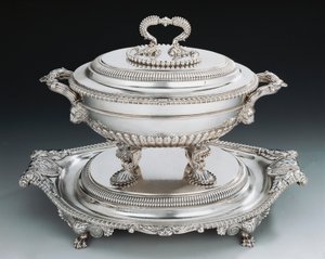 Zilveren terrine in George III-stijl met dienblad