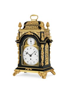 George III ormolu-gemonteerde eboniseerde slag- en muzikale acht-daagse tafelklok van kleine omvang, c.1765