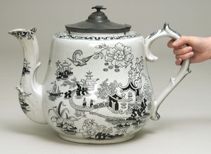 Reusachtige theepot met zwart transferontwerp