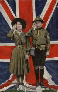 Meisjesgids en padvinder salueren voor de union flag (foto)