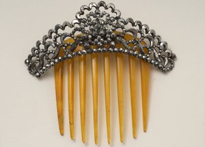 Haarspeld met scharnierende hoofdband door English School