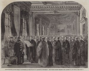 Inhuldiging van de Hertog van Devonshire als Kanselier van de Universiteit van Cambridge, de openbare redenaar leest het adres voor aan Zijne Genade (gravure) door English School