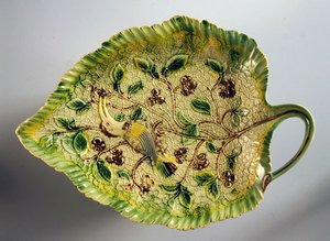 Bladvormige schaal versierd met wijnstokken en exotische vogel, 1760-70