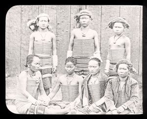 Toverlantaarnplaat van vrouwen van de Sea Dyas-stam, Borneo ca. 1900 door English School