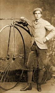 Man staand naast zijn Hoge Bi, c.1890 (zw/w foto)