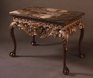 Tafel met marmeren blad en klauwpoten, ca. 1720