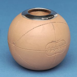 Luciferhouder in de vorm van een voetbal, Doulton & Co., Lambeth