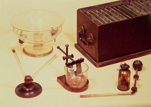 Originele apparatuur gebruikt door Sir Humphry Davy (1778-1829) in zijn elektrochemisch experiment, begin 19e eeuw