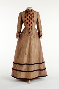 Lichtpaarse jurk, ca. 1885