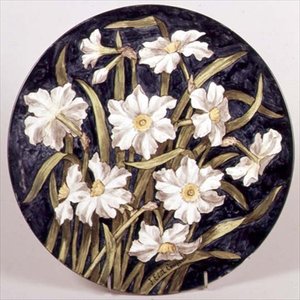 Bord beschilderd door Edith Cowper voor Howell & James, met narcissen tentoongesteld op de Parijse Tentoonstelling door English School